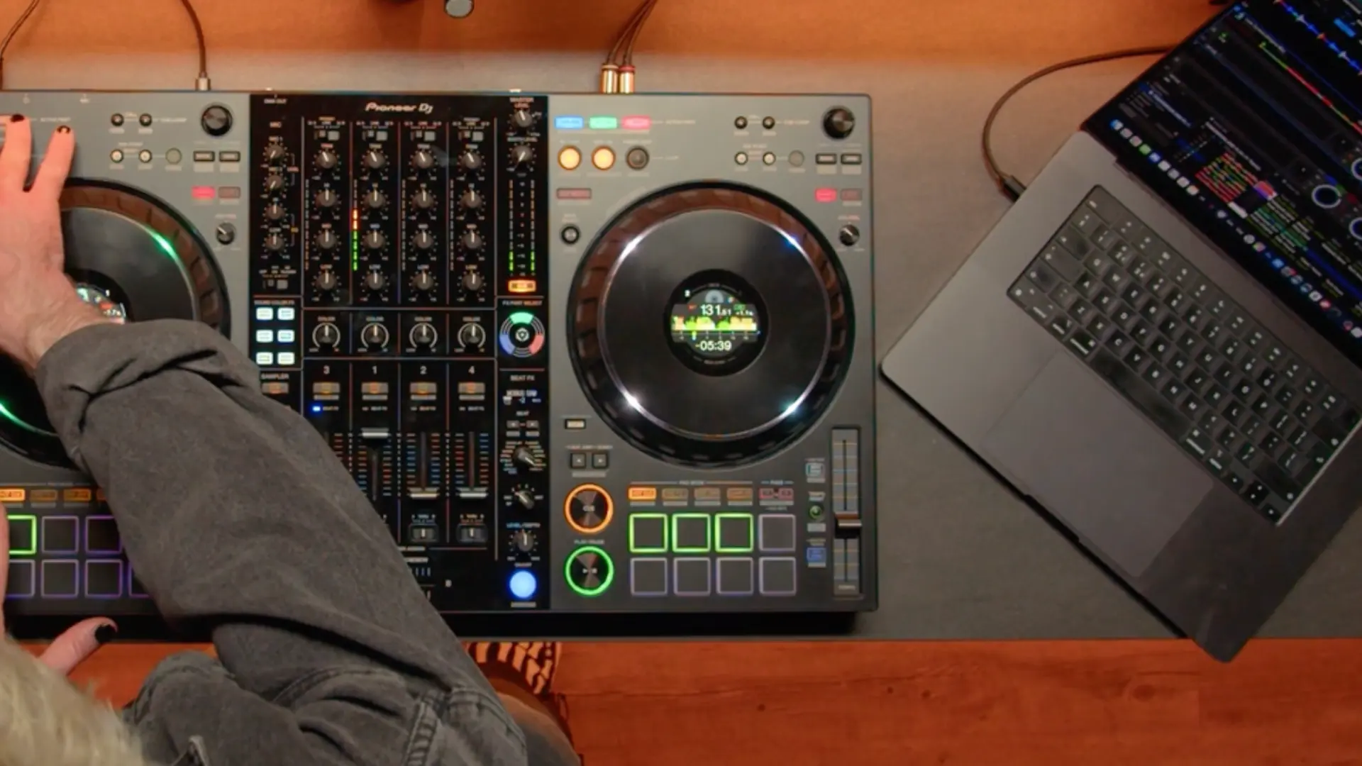 Mid-level controller: DDJ-FLX10